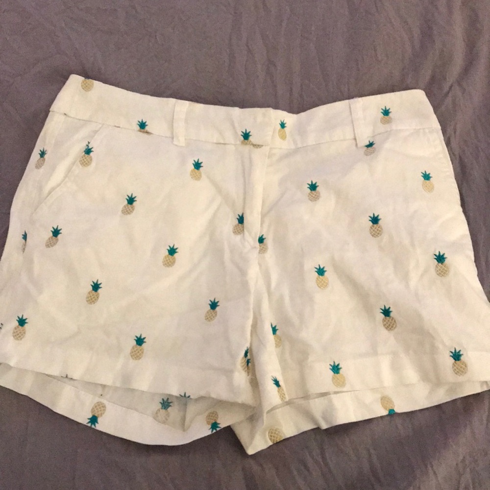 WHITE SHORTS. Pineapple detail.